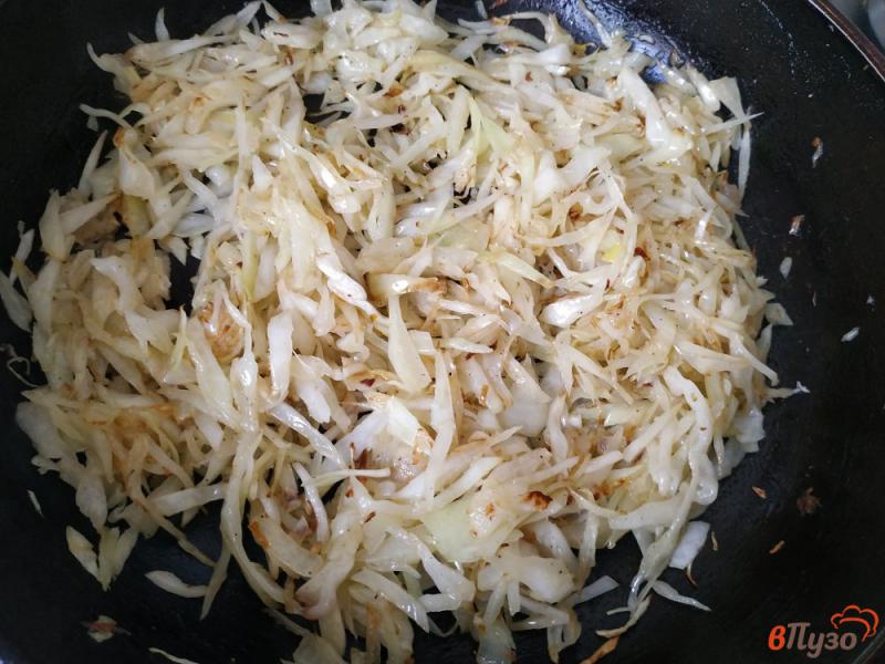 Фото приготовление рецепта: Дрожжевые капустные оладьи шаг №5