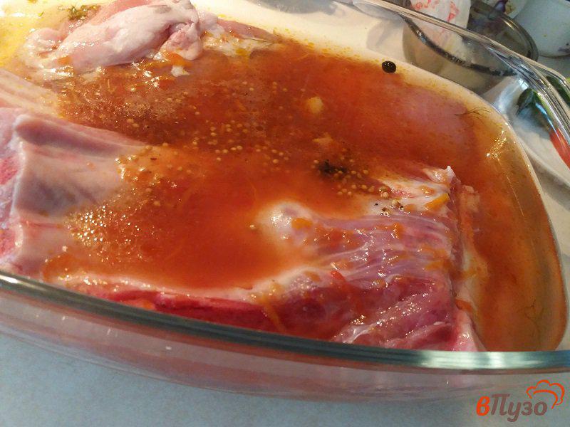 Фото приготовление рецепта: Запеченная грудинка в маринаде из томатного соуса шаг №3