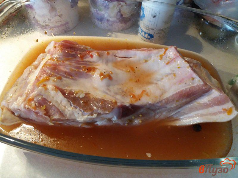 Фото приготовление рецепта: Запеченная грудинка в маринаде из томатного соуса шаг №5