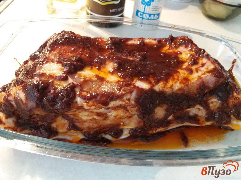 Фото приготовление рецепта: Запеченная грудинка в маринаде из томатного соуса шаг №7
