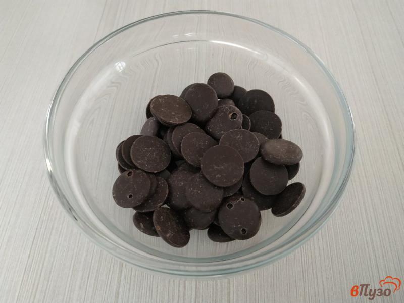 Фото приготовление рецепта: Чёрный шоколад с изюмом и орехами шаг №1