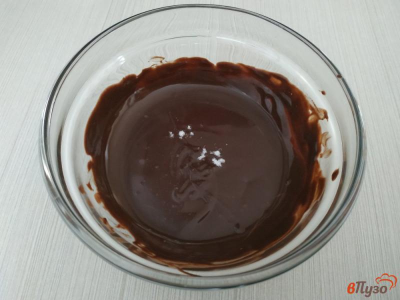 Фото приготовление рецепта: Чёрный шоколад с изюмом и орехами шаг №2