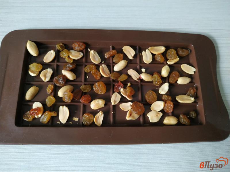 Фото приготовление рецепта: Чёрный шоколад с изюмом и орехами шаг №3