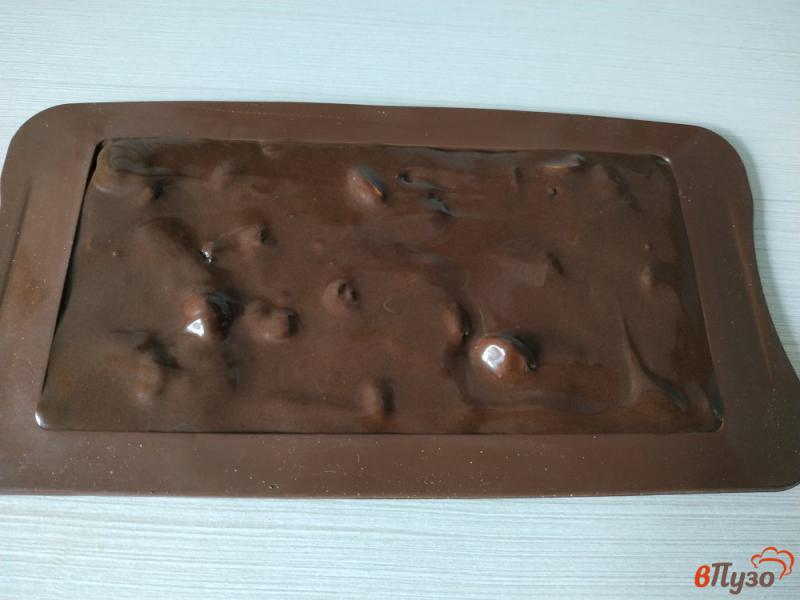 Фото приготовление рецепта: Чёрный шоколад с изюмом и орехами шаг №4
