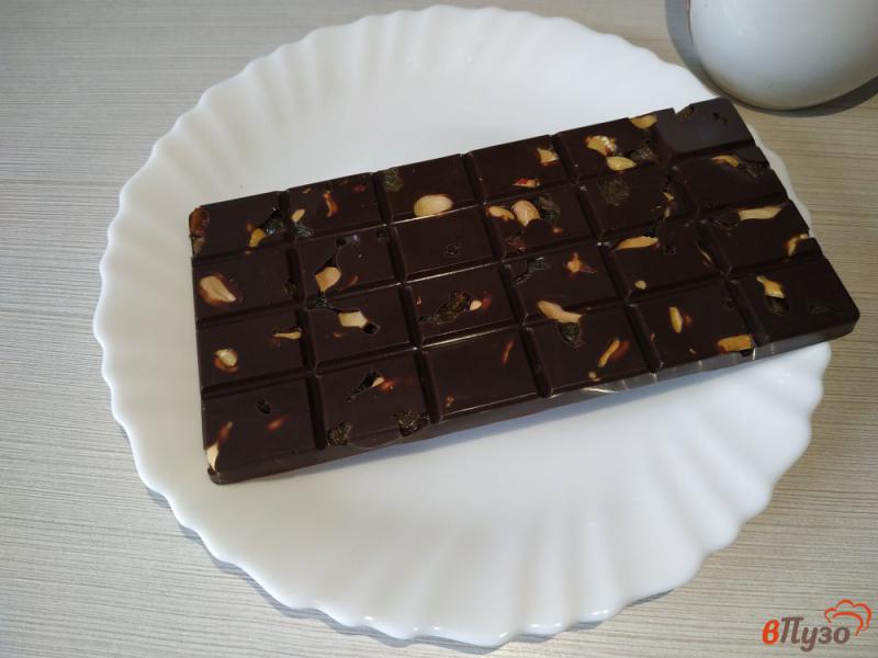 Фото приготовление рецепта: Чёрный шоколад с изюмом и орехами шаг №5
