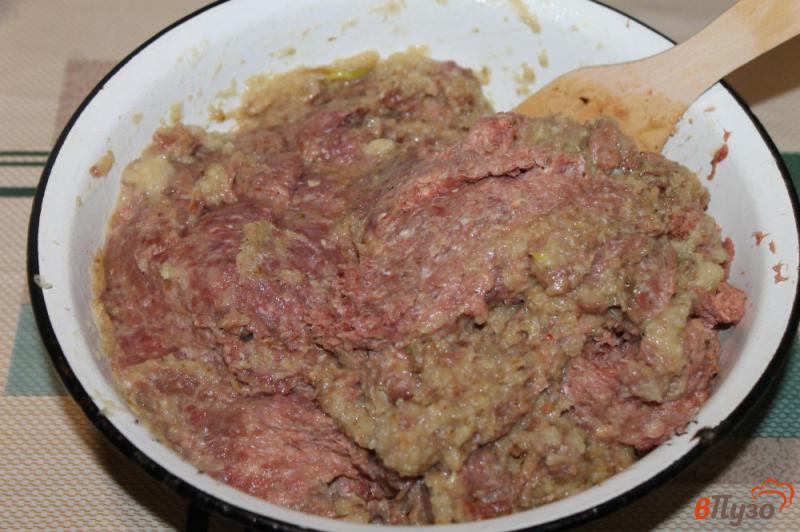 Фото приготовление рецепта: Домашняя колбаса из утиного мяса и шпика на мангале шаг №3
