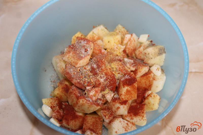 Фото приготовление рецепта: Картошка с салом и паприкой в духовке шаг №2