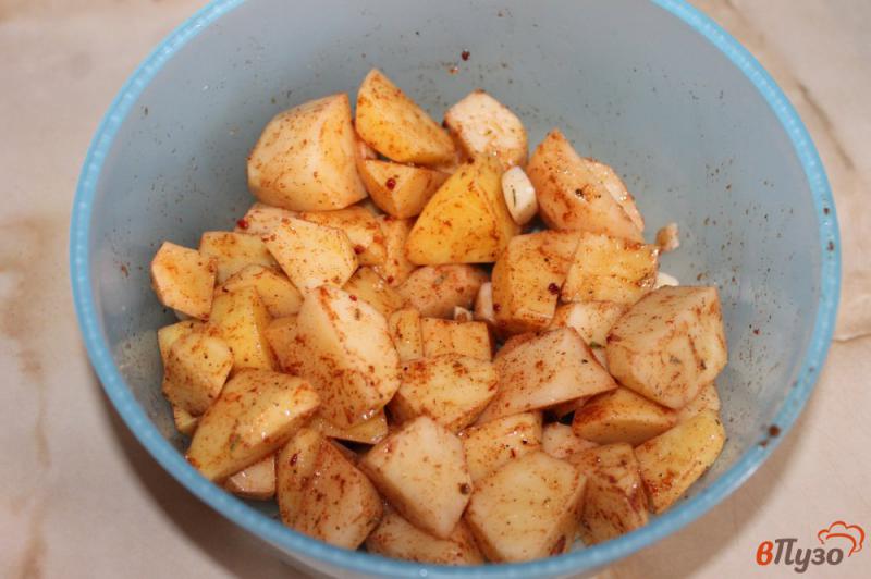Фото приготовление рецепта: Картошка с салом и паприкой в духовке шаг №3