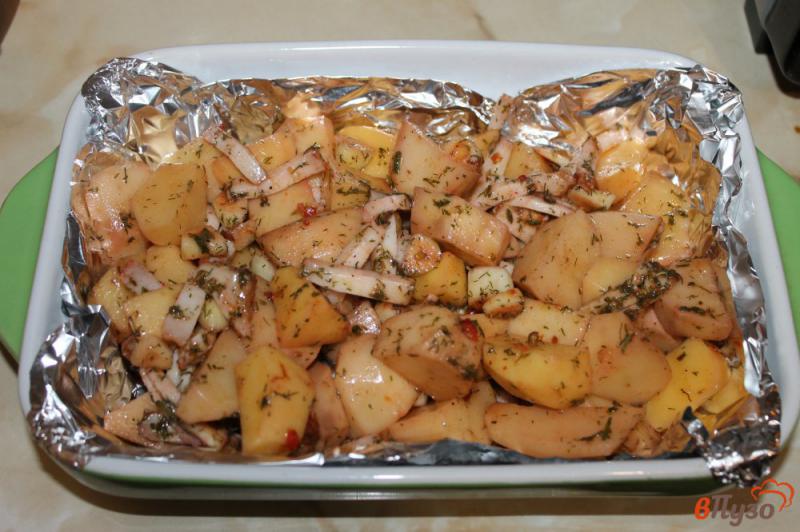 Фото приготовление рецепта: Картошка с салом и паприкой в духовке шаг №5
