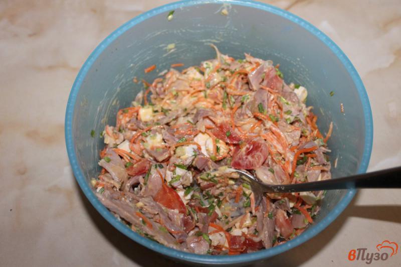 Фото приготовление рецепта: Лаваш с копченым мясом морковью и помидором шаг №4