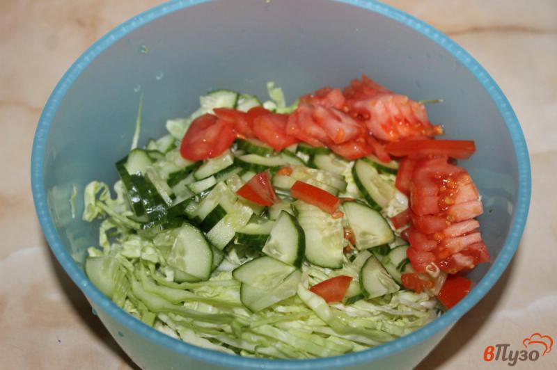 Фото приготовление рецепта: Салат из молодой капусты с огурцом и горчицей в зернах шаг №2