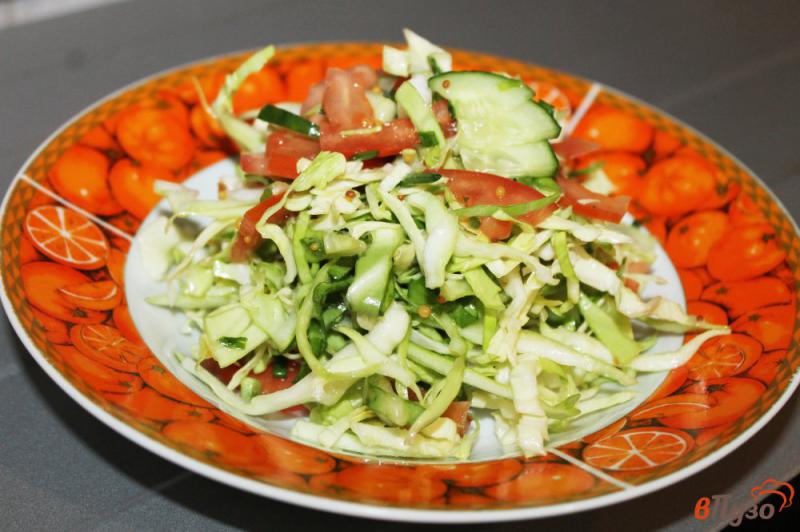 Фото приготовление рецепта: Салат из молодой капусты с огурцом и горчицей в зернах шаг №5