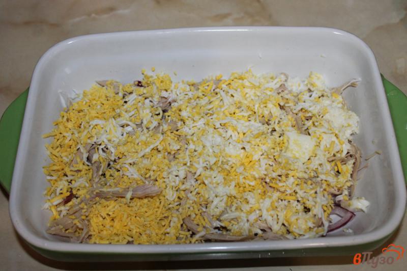 Фото приготовление рецепта: Слоеный салат с курицей грибами и сыром шаг №3