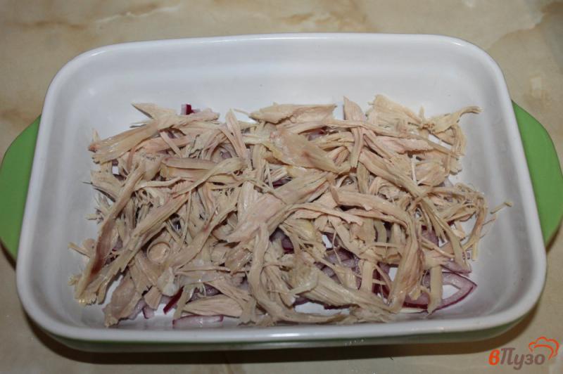 Фото приготовление рецепта: Слоеный салат с курицей грибами и сыром шаг №2