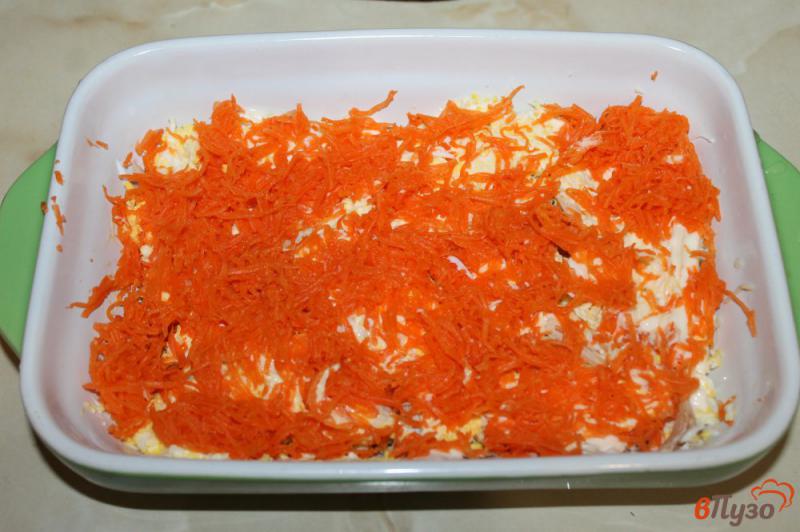 Фото приготовление рецепта: Слоеный салат с курицей грибами и сыром шаг №4