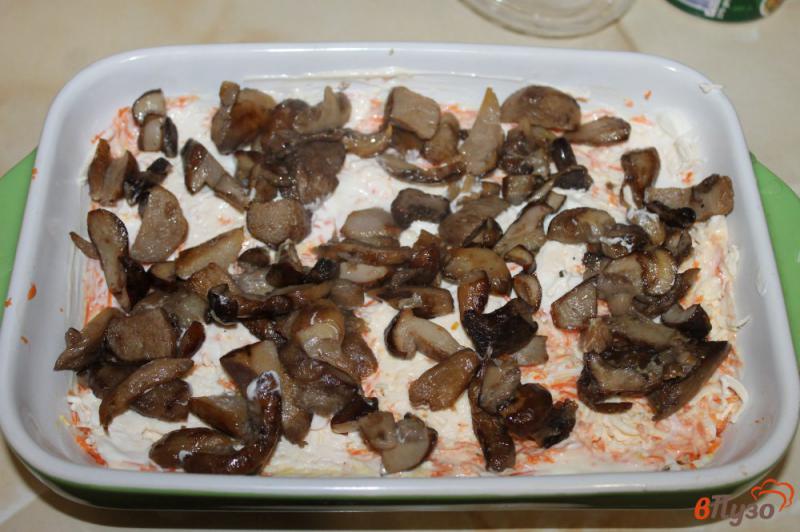 Фото приготовление рецепта: Слоеный салат с курицей грибами и сыром шаг №6