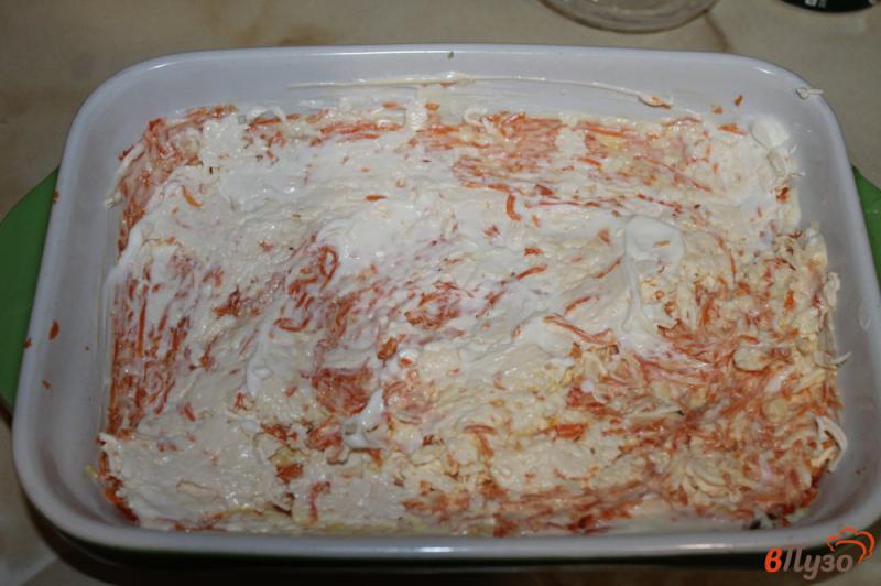 Фото приготовление рецепта: Слоеный салат с курицей грибами и сыром шаг №5