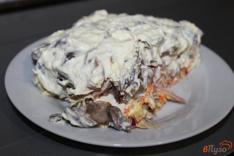 Фото приготовление рецепта: Слоеный салат с курицей грибами и сыром шаг №8