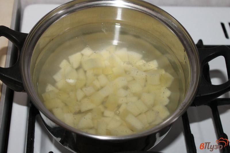 Фото приготовление рецепта: Суп сливочно - сырный с грибами и чесноком шаг №2