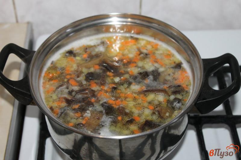 Фото приготовление рецепта: Суп сливочно - сырный с грибами и чесноком шаг №4