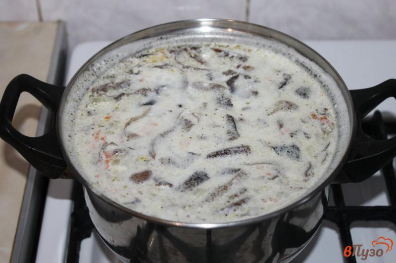 Фото приготовление рецепта: Суп сливочно - сырный с грибами и чесноком шаг №6