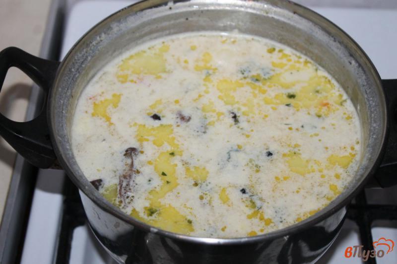 Фото приготовление рецепта: Суп сливочно - сырный с грибами и чесноком шаг №7