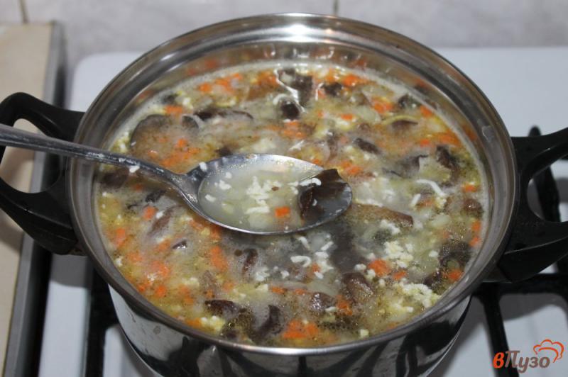 Фото приготовление рецепта: Суп сливочно - сырный с грибами и чесноком шаг №5