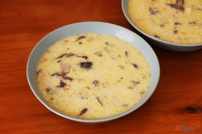 Фото приготовление рецепта: Суп сливочно - сырный с грибами и чесноком шаг №8