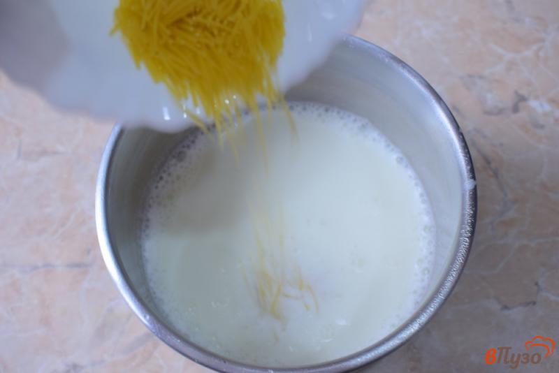 Фото приготовление рецепта: Сладкий молочный суп шаг №3