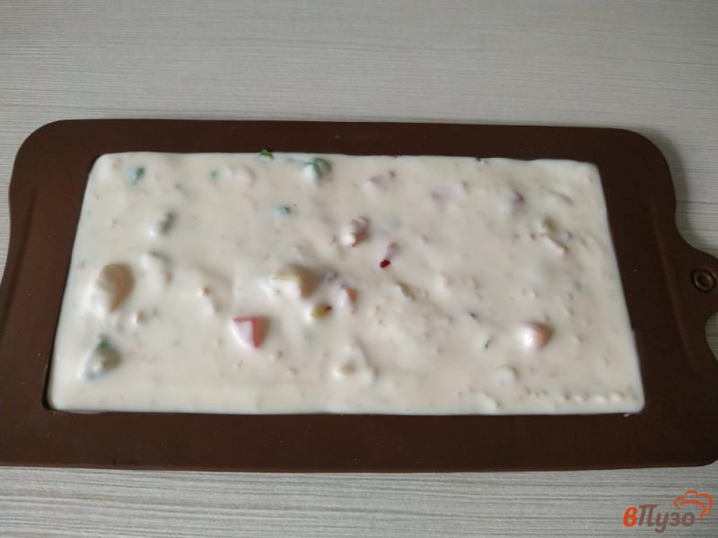 Фото приготовление рецепта: Белый шоколад с цукатами и кунжутом шаг №5