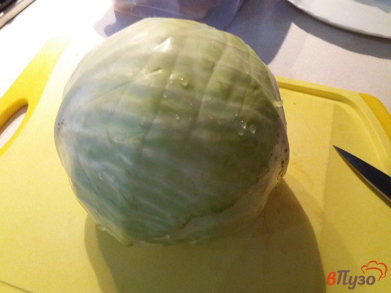 Фото приготовление рецепта: Салат из свежей капусты и огурца с зеленым яблоком шаг №1