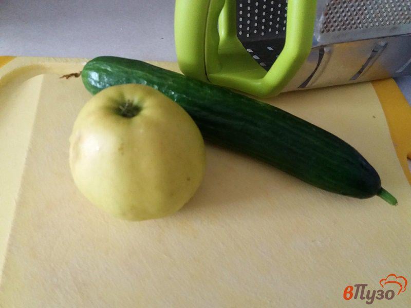 Фото приготовление рецепта: Салат из свежей капусты и огурца с зеленым яблоком шаг №2