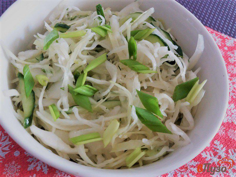 Фото приготовление рецепта: Салат из свежей капусты и огурца с зеленым яблоком шаг №5