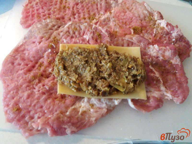 Фото приготовление рецепта: Рулетики из свинины с опятами и сыром шаг №6