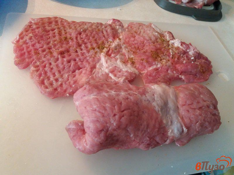 Фото приготовление рецепта: Рулетики из свинины с опятами и сыром шаг №7