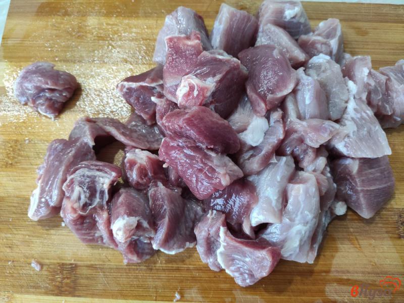 Фото приготовление рецепта: Плов из свинины с рисом и томатной пастой шаг №1