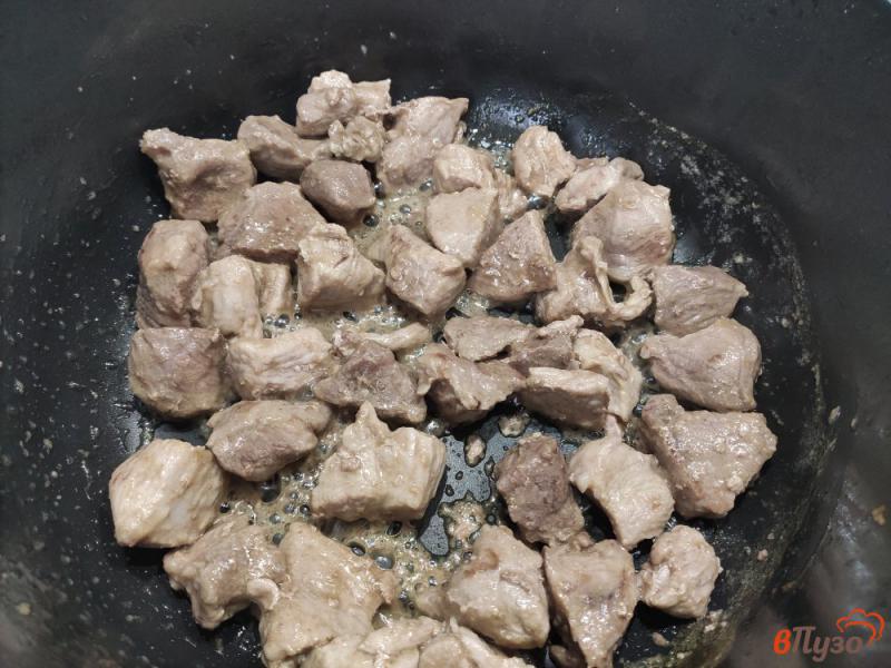 Фото приготовление рецепта: Плов из свинины с рисом и томатной пастой шаг №2