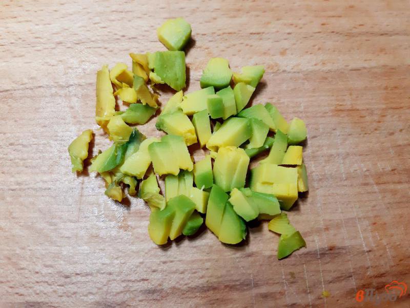 Фото приготовление рецепта: Салат с авокадо на брускетте шаг №8