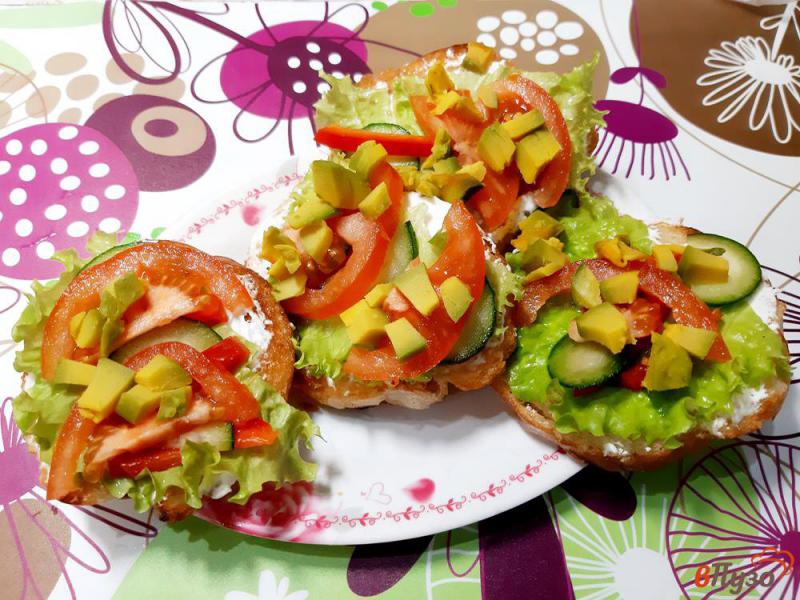 Фото приготовление рецепта: Салат с авокадо на брускетте шаг №10