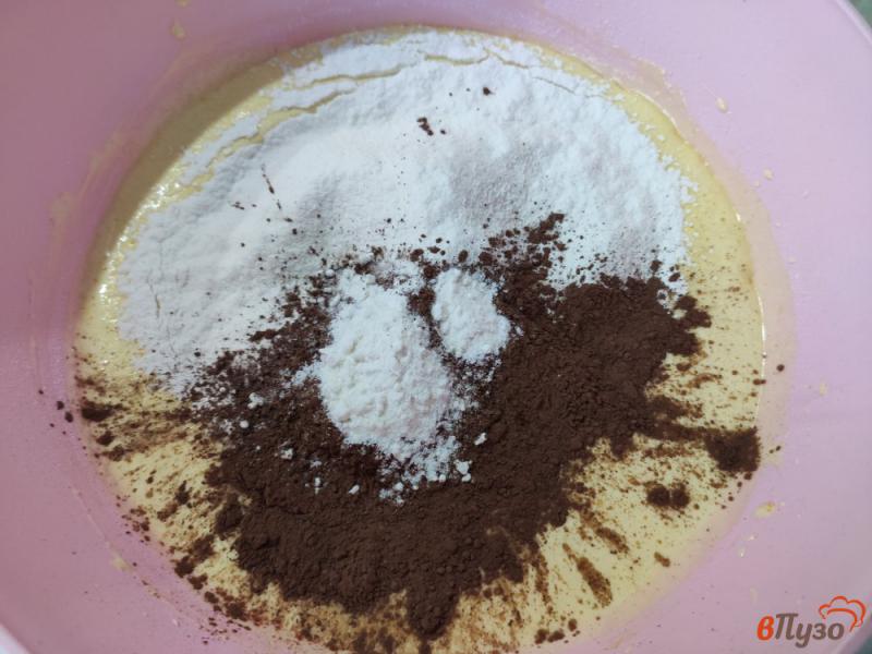 Фото приготовление рецепта: Шоколадный пирог с семолиной шаг №5