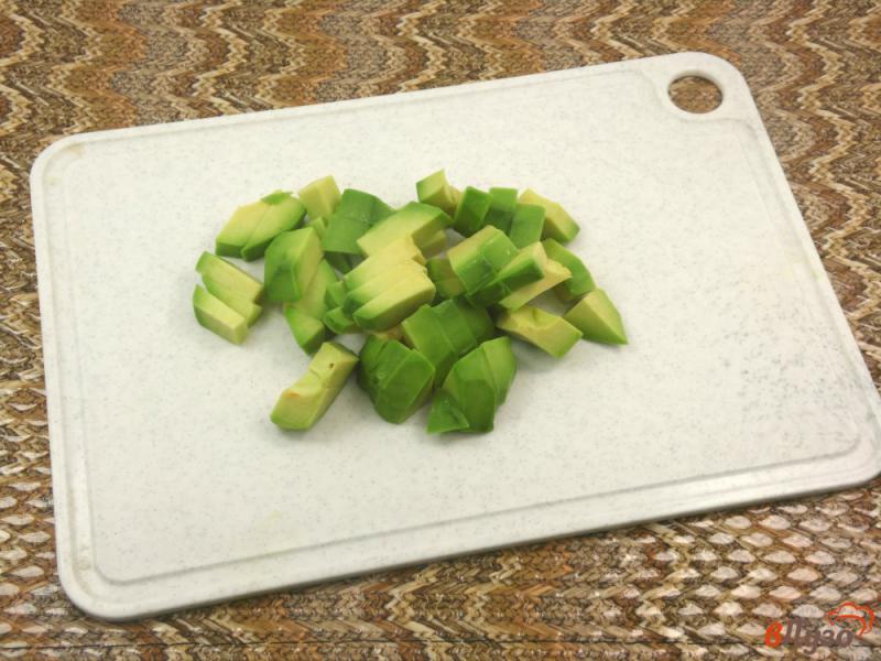 Фото приготовление рецепта: Салат с авокадо и печнью трески шаг №1