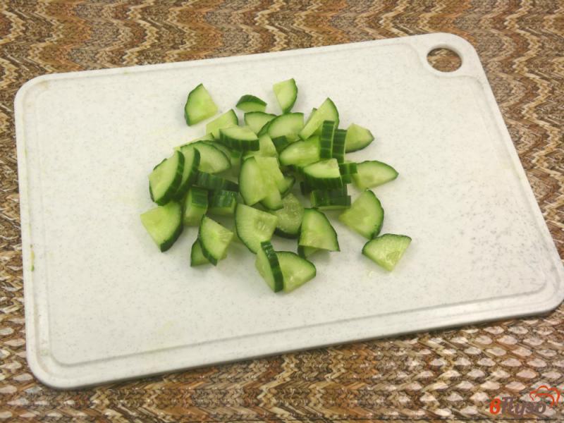 Фото приготовление рецепта: Салат с авокадо и печнью трески шаг №2