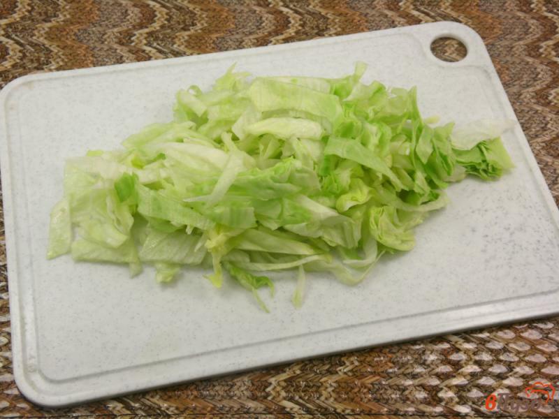 Фото приготовление рецепта: Салат с авокадо и печнью трески шаг №3