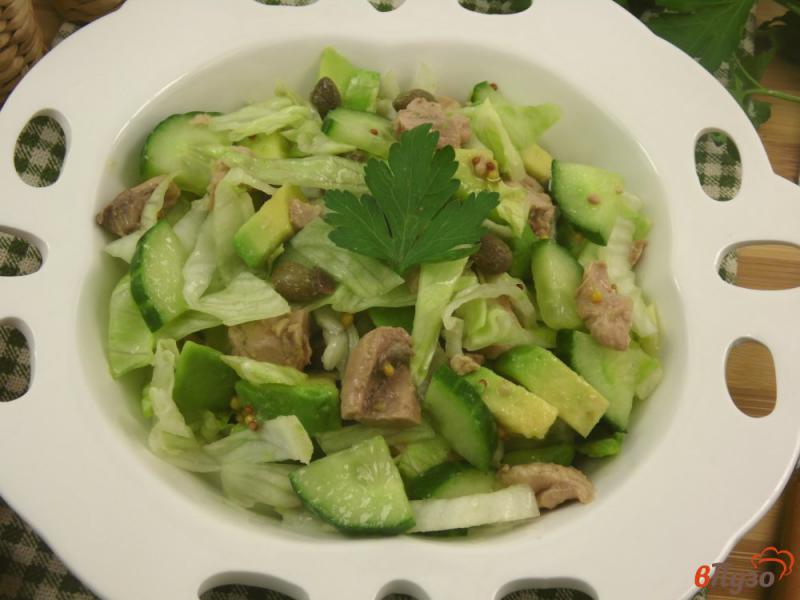 Фото приготовление рецепта: Салат с авокадо и печнью трески шаг №7