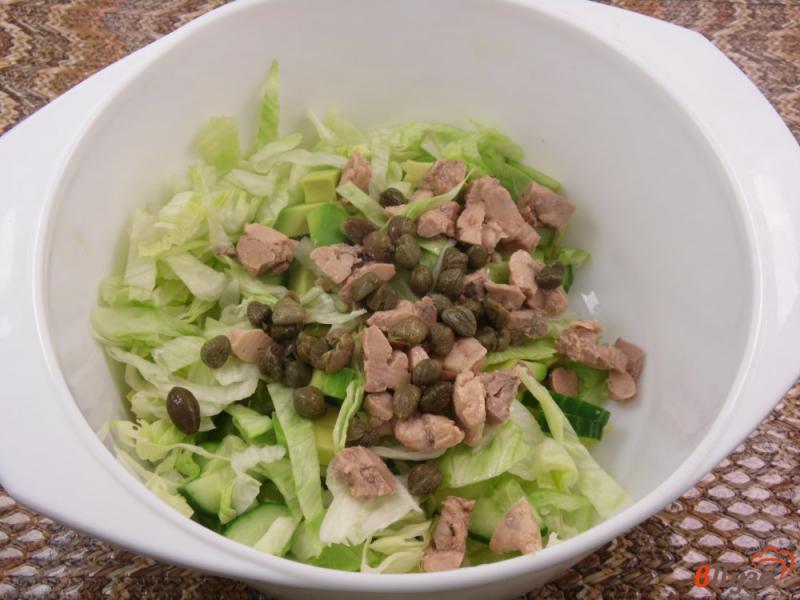 Фото приготовление рецепта: Салат с авокадо и печнью трески шаг №5