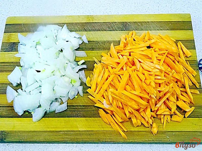 Фото приготовление рецепта: Куриные желудки с макаронами и овощами шаг №2