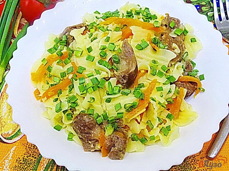 Фото приготовление рецепта: Куриные желудки с макаронами и овощами шаг №7