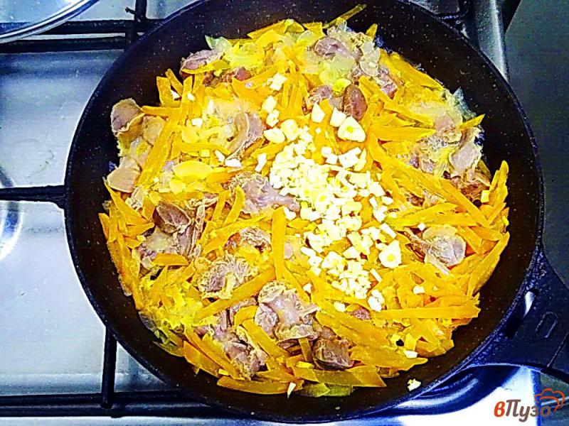 Фото приготовление рецепта: Куриные желудки с макаронами и овощами шаг №6