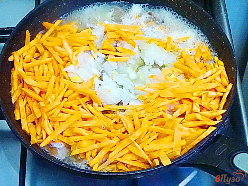 Фото приготовление рецепта: Куриные желудки с макаронами и овощами шаг №3