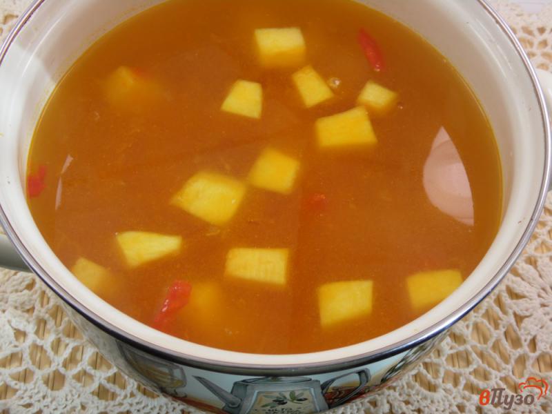 Фото приготовление рецепта: Суп из чечевицы с фасолью и тыквой шаг №4